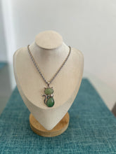 Cargar imagen en el visor de la galería, Collar con pendant de gato