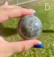 Cargar imagen en el visor de la galería, Esferas de Labradorita (ELIGE LA TUYA)