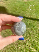 Cargar imagen en el visor de la galería, Esferas de Labradorita (ELIGE LA TUYA)