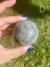 Cargar imagen en el visor de la galería, Esferas de Labradorita (ELIGE LA TUYA)
