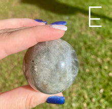 Cargar imagen en el visor de la galería, Esferas de Labradorita (ELIGE LA TUYA)