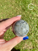 Cargar imagen en el visor de la galería, Esferas de Labradorita (ELIGE LA TUYA)