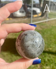 Cargar imagen en el visor de la galería, Esferas de Labradorita (ELIGE LA TUYA)